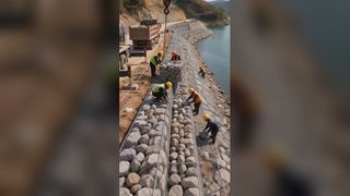 Никакой жесткой бетонной облицовки. Габионные клетки позволяют воде и почве циркулировать, восстанавливают естественную экологию.