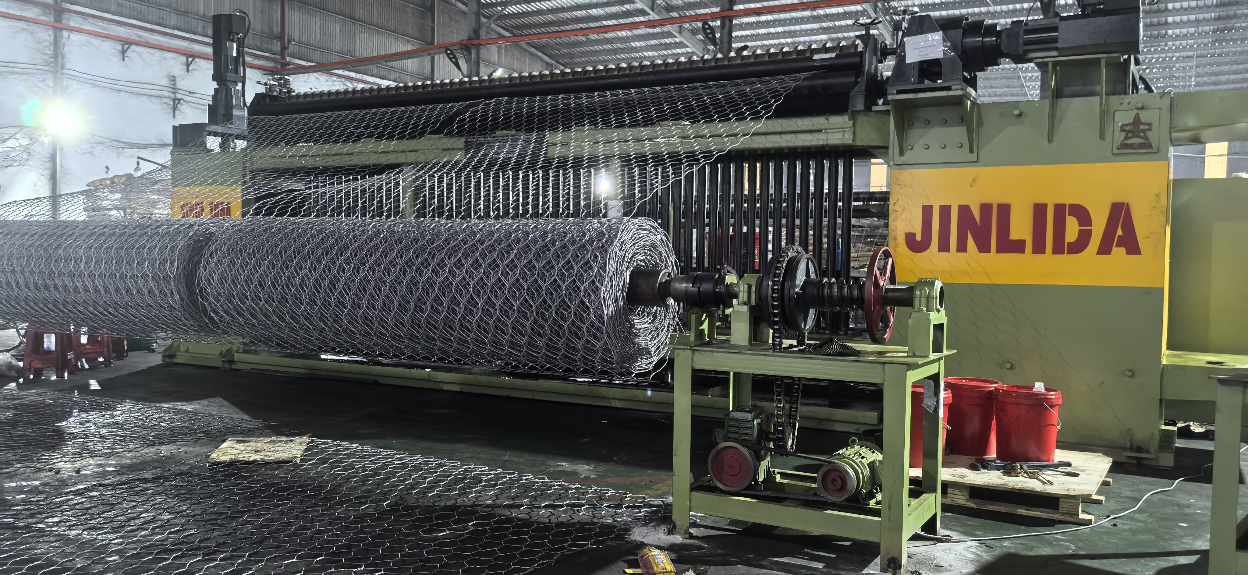 Последние блоги о компании How to Reduce Wire Breakage on a Gabion Mesh Machine: A Practical Maintenance Guide